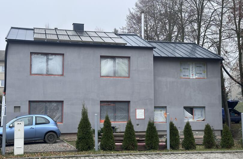 Reference: 16x termické vakuové kolektory k ohřevu teplé vody pro prádelnu. 