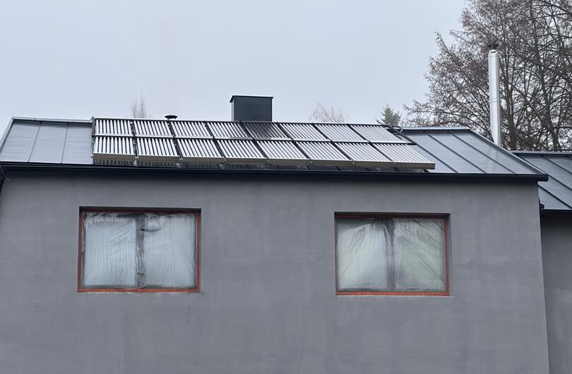 Reference: 16x termické vakuové kolektory k ohřevu teplé vody pro prádelnu. 