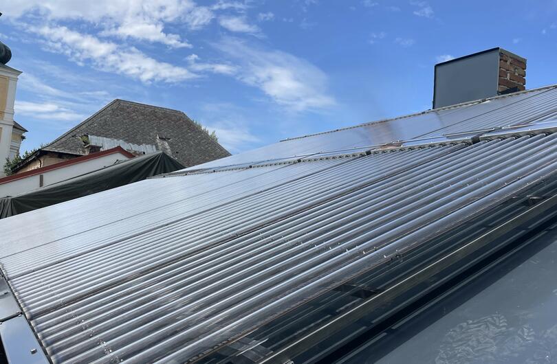 Reference: 16x termické vakuové kolektory k ohřevu teplé vody pro prádelnu. 