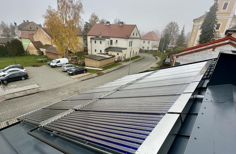 Reference: 16x termické vakuové kolektory k ohřevu teplé vody pro prádelnu. 