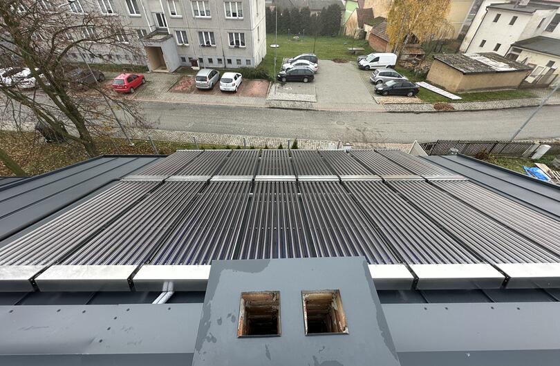 Reference: 16x termické vakuové kolektory k ohřevu teplé vody pro prádelnu. 