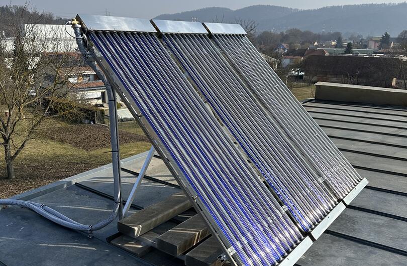 Reference: Solární ohřev 300l pomocí 3 vakuových kolektorů. 
