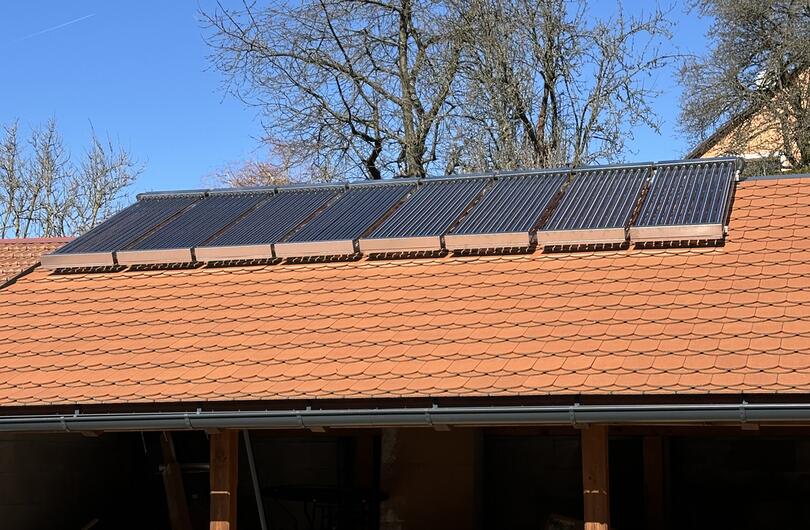 Reference: 8x solární panel pro ohřev teplé vody a přitápění. 