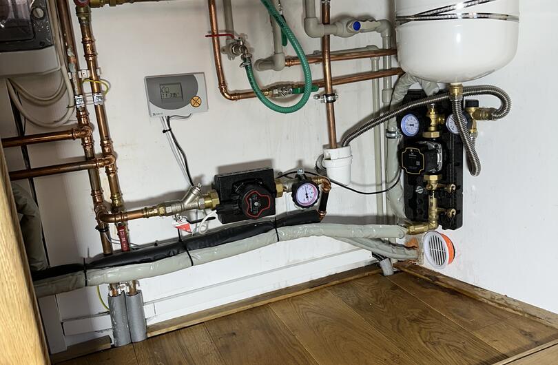 Reference: 8x solární panel pro ohřev teplé vody a přitápění. 