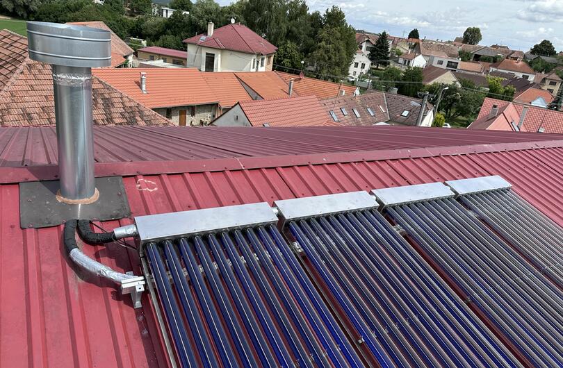 Reference: Ohřev TUV + pomoc pro přitápění - 4x VS 10T vakuový kolektor 