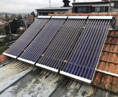 Reference RD se čtyřmi solárními panely na střeše na ohřev UV 