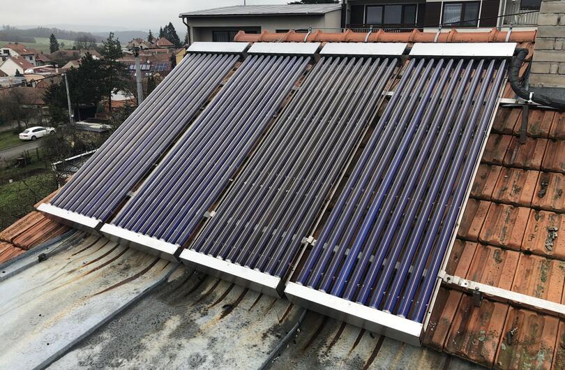 Reference: RD se čtyřmi solárními panely na střeše na ohřev UV 