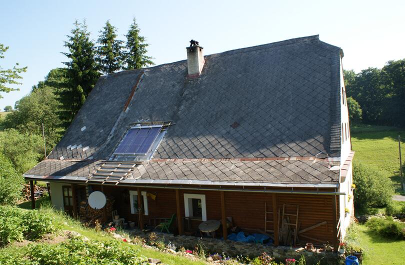 Reference: Systém tří kolektorů na solární ohřev vody na chatě ve Šléglově 