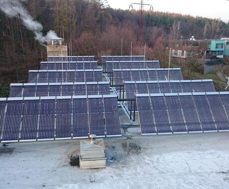 Reference Osmdesát solárních panelů na ohřev vody na bytový dům 