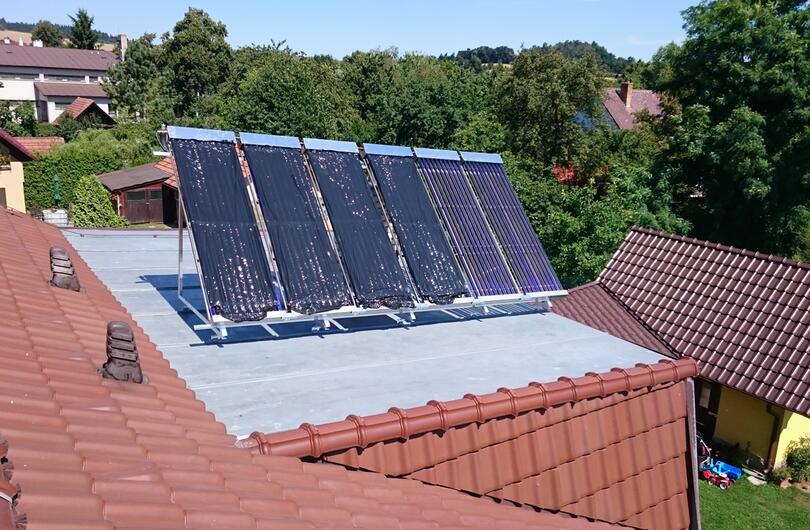 Reference: Solární systém s pěti kolektory na ohřev vody a přitápění v obci Rovečné 