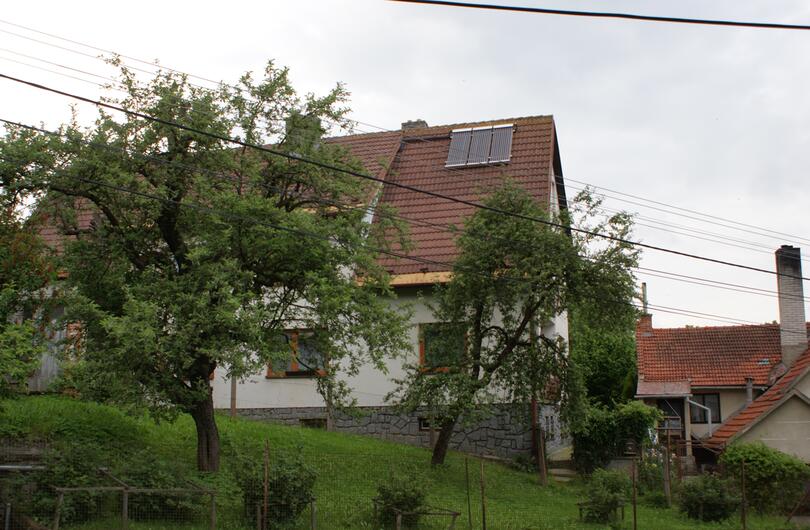 Reference: Kolektory na solární ohřev vody sluncem v rodinném domě 