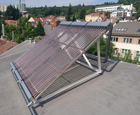 Reference Systém solárních kolektorů na rodinný dům s rovnou střechou 