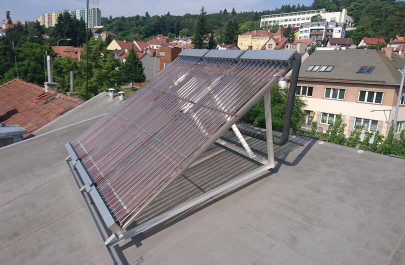 Reference: Systém solárních kolektorů na rodinný dům s rovnou střechou v Brně 