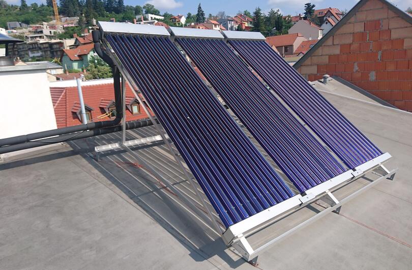 Reference: Systém solárních kolektorů na rodinný dům s rovnou střechou 