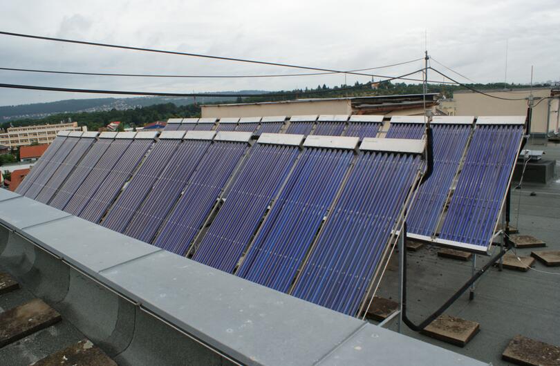 Reference: Solární ohřev TUV pro bytový dům s rovnou střechou 