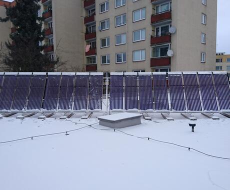 Reference Solární kolektory na rovné střeše na ohřev TUV pro restauraci 