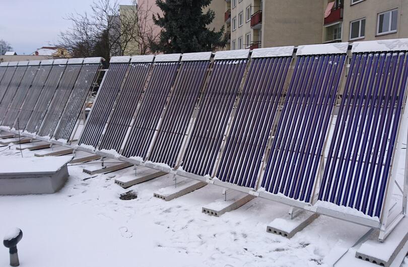 Reference: Solární kolektory na rovné střeše na ohřev TUV pro benešovskou restauraci 