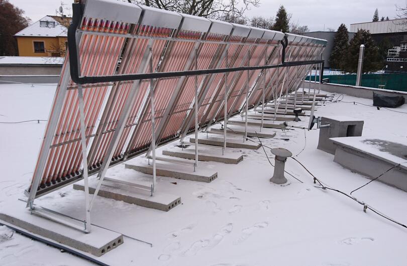 Reference: Solární kolektory na rovné střeše na ohřev TUV pro restauraci 