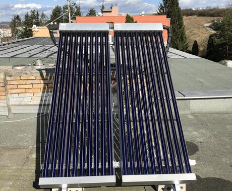 Reference Solární ohřev vody s kolektory na střeše rodinného domu 