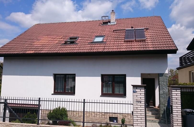 Reference: Dva solární kolektory na ohřev užitkové vody v obci Plešiny 