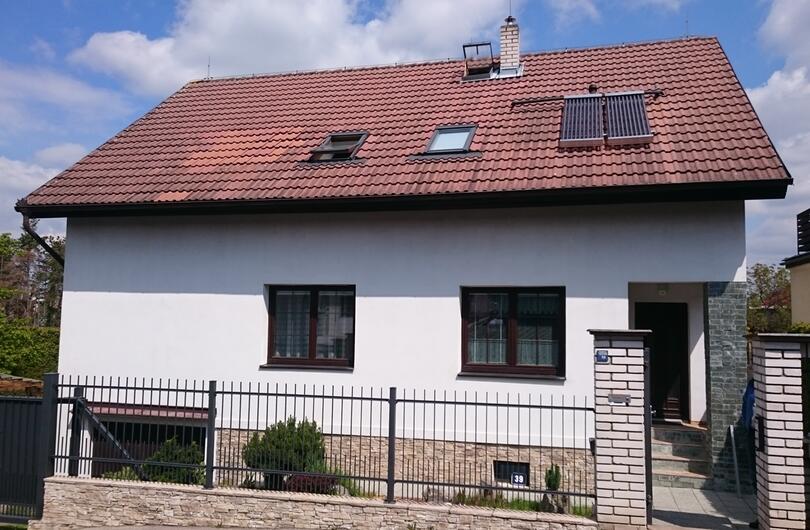 Reference: Dva solární kolektory na ohřev užitkové vody v obci Plešiny 