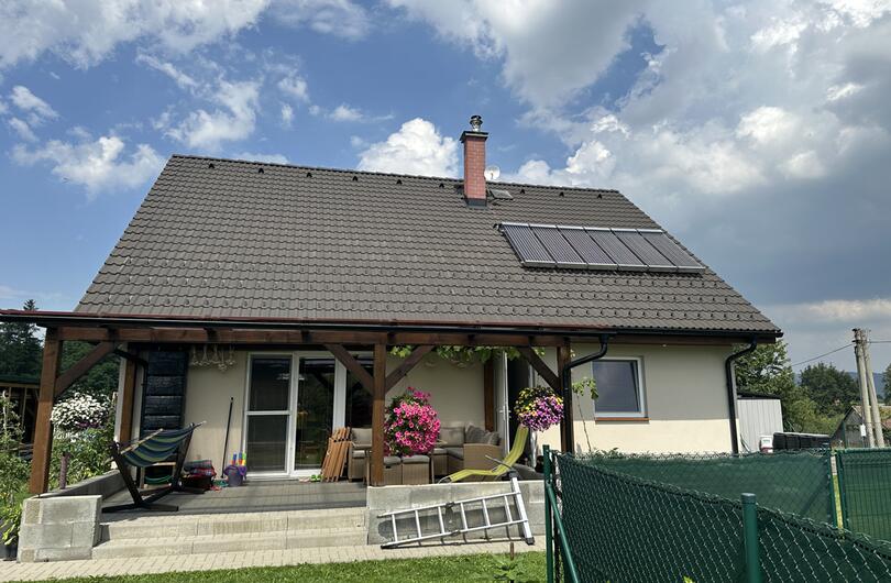 Reference: Kolektory na solární ohřev vody a přitápění rodinného domu ve Třinci 