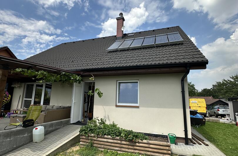 Reference: Kolektory na solární ohřev vody a přitápění rodinného domu ve Třinci 