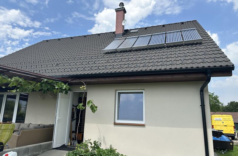 Reference: Kolektory na solární ohřev vody a přitápění rodinného domu ve Třinci 
