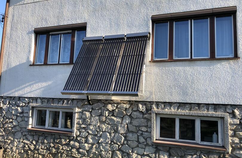 Reference: Tři vakuové kolektory na fasádě k ohřevu vody v domě v Ostrově 