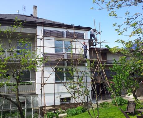 Reference Šestice fototermických vakuových kolektorů na fasádě domu 