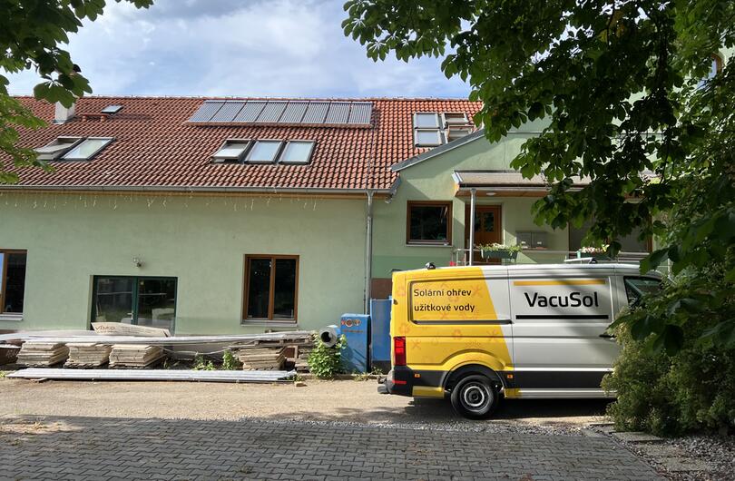 Reference: Fototermický ohřev teplé vody pro menší bytový dům. 