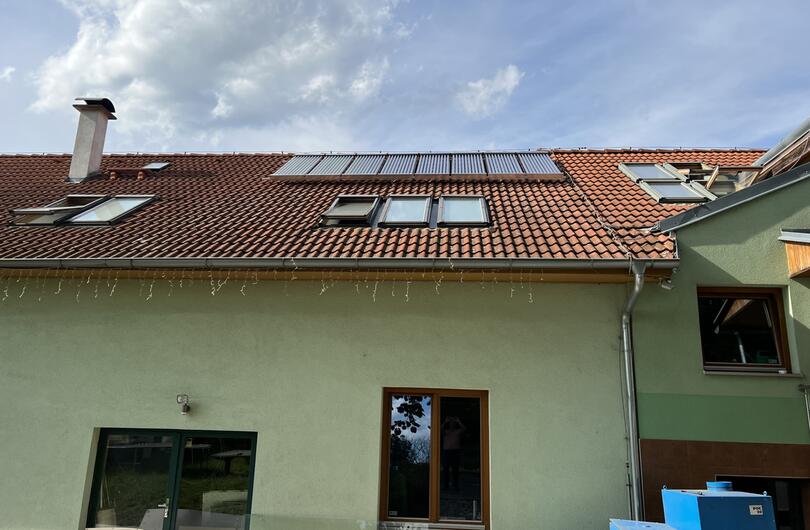 Reference: Fototermický ohřev teplé vody pro menší bytový dům. 