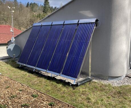 Reference Systém na solární ohřev TUV a přitápění na rovné střeše 
