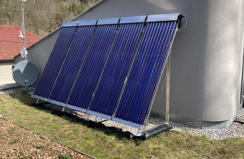 Reference: Systém na solární ohřev TUV a přitápění na rovné střeše 