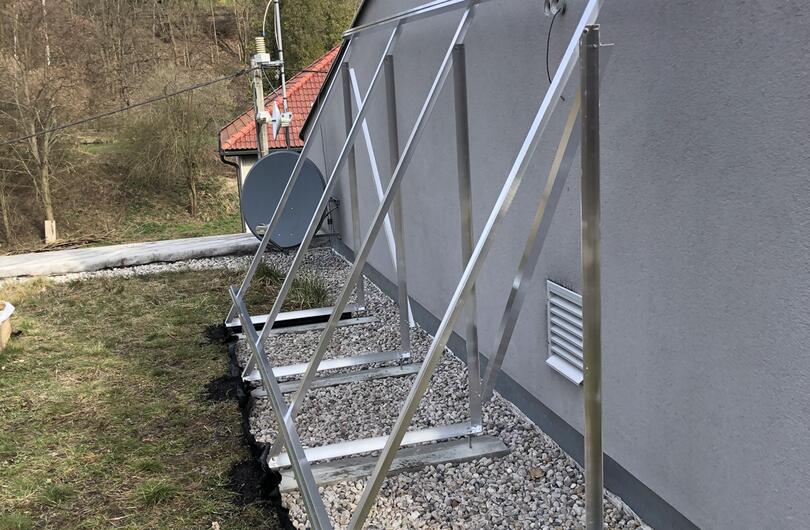 Reference: Systém na solární ohřev TUV a přitápění na rovné střeše v Jílové u Prahy 